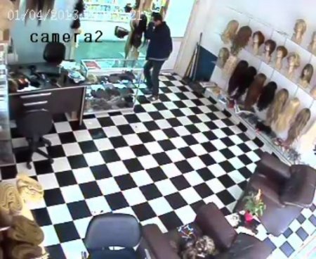 Paraları görünce yüzünü kapamayı unuttu