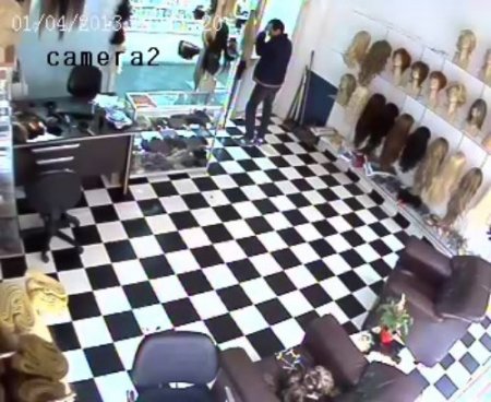 Paraları görünce yüzünü kapamayı unuttu