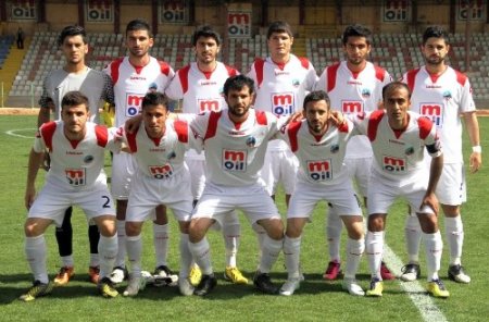 Paralarını alamayan futbolcular, sahada oturma eylemi yaptı