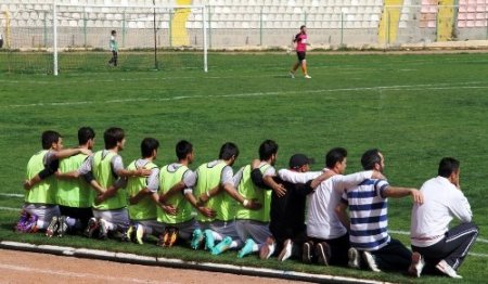 Paralarını alamayan futbolcular, sahada oturma eylemi yaptı