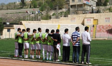 Paralarını alamayan futbolcular, sahada oturma eylemi yaptı