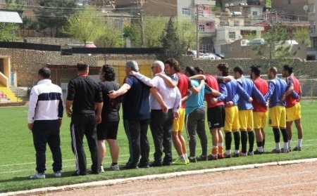 Paralarını alamayan futbolcular, sahada oturma eylemi yaptı