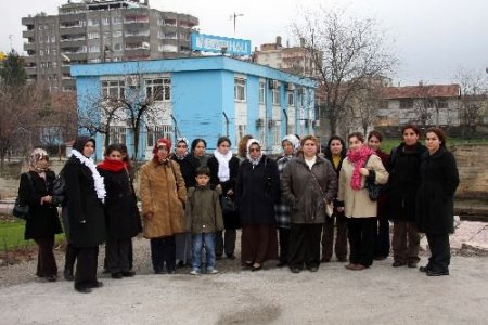 Paralarını Alamayan Usta Öğreticiler Sıkıntılarını Halıya Dokuyor