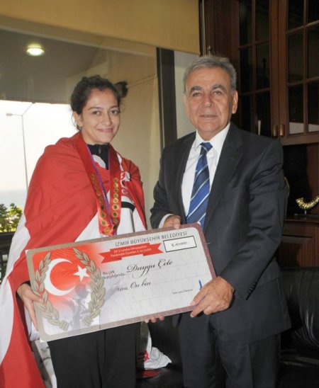 Paralimpik Olimpiyatları'na katılan Duygu, İzmir'in gururu oldu