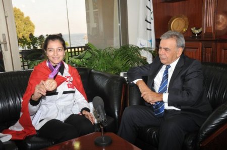 Paralimpik Olimpiyatları'na katılan Duygu, İzmir'in gururu oldu