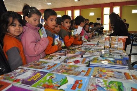 'Paramı biriktiriyorum kitabımı alıyorum'