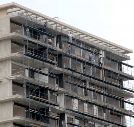 Parasını alamayan işçiler çatıya çıktı