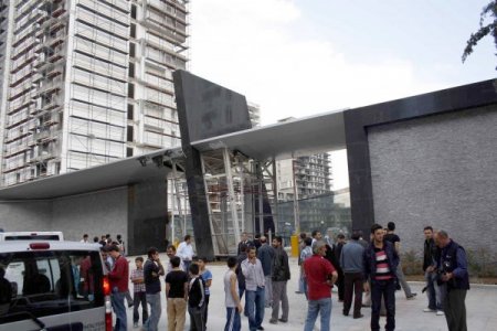 Parasını alamayan işçiler çatıya çıktı