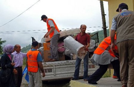 Parasızlıktan Düğün Yapamayan Nişanlı Çiftin Yardımına Kimse Yok Mu Derneği Koştu
