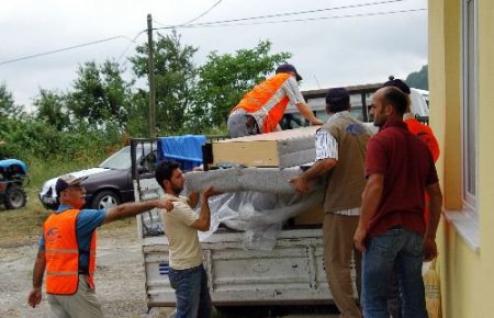 Parasızlıktan Düğün Yapamayan Nişanlı Çiftin Yardımına Kimse Yok Mu Derneği Koştu