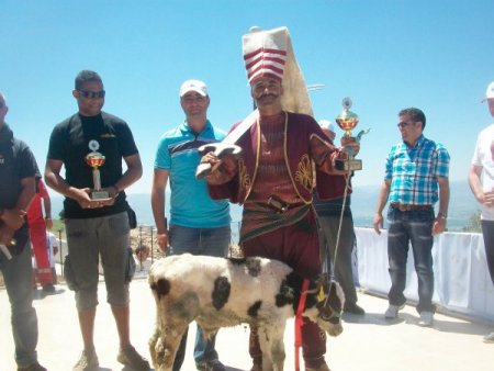 Paraşüt Yarışmasında Ödüller Buzağı, Keçi, Kuzu Ve Tavuk Oldu