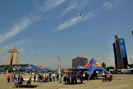 Paraşütçülerden nefes kesen gösteri