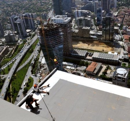 Paraşütçülerden nefes kesen gösteri