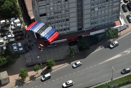 Paraşütçülerden nefes kesen gösteri