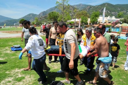 Paraşütün Kontrolünü Kaybeden Pilot Ağaca Çarptı