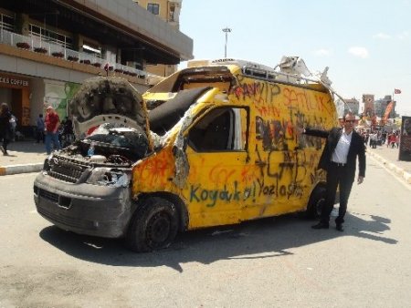 Parçalanan araçlar önünde hatıra fotoğrafı