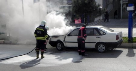 Park halinde alev alan otomobil mahalle sakinlerini sokağa döktü