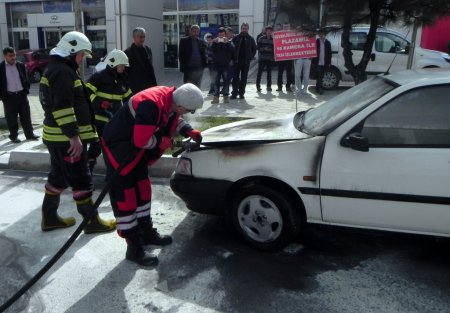 Park halinde alev alan otomobil mahalle sakinlerini sokağa döktü