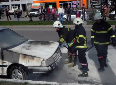 Park halinde alev alan otomobil mahalle sakinlerini sokağa döktü