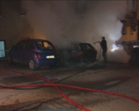 Park halindeki araç alev alev yandı