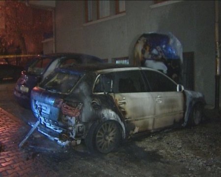 Park halindeki araç alev alev yandı