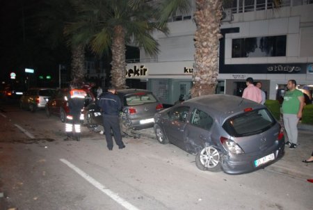 Park Halindeki Araçlara Çarpan Otomobil Alev Aldı