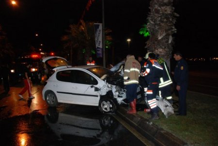 Park Halindeki Araçlara Çarpan Otomobil Alev Aldı
