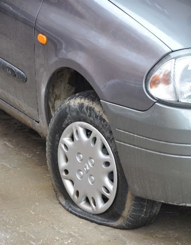 Park Halindeki Araçların Lastikleri Kesildi
