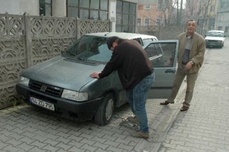 Park Halindeki Araçların Lastikleri Kesildi