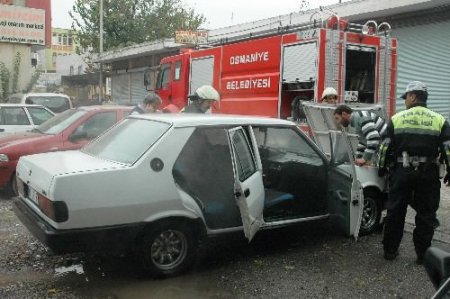 Park Halindeki Araçtan Yükselen Dumanlar Paniğe Neden Oldu