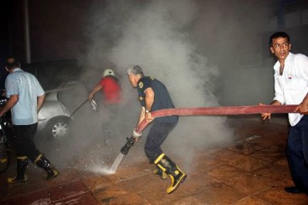 Park Halindeki İki Otomobil Alev Alev Yandı