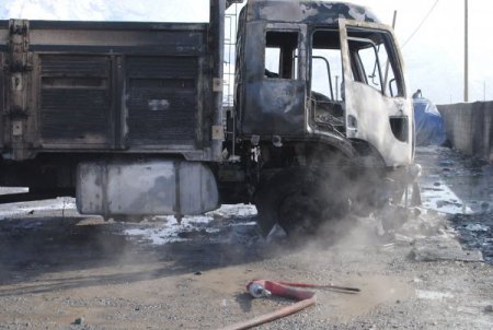 Park halindeki kamyon aniden alev aldı