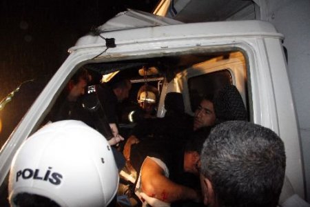 Park Halindeki Kamyona Arkadan Çarpan Kamyonetteki 3 Kişi Yaralandı