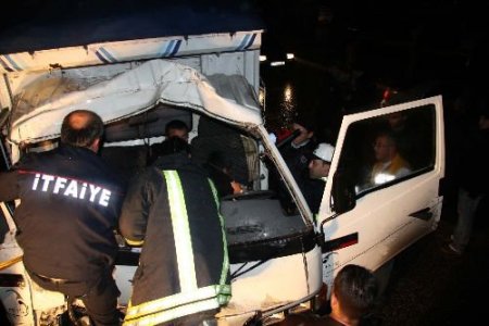 Park Halindeki Kamyona Arkadan Çarpan Kamyonetteki 3 Kişi Yaralandı