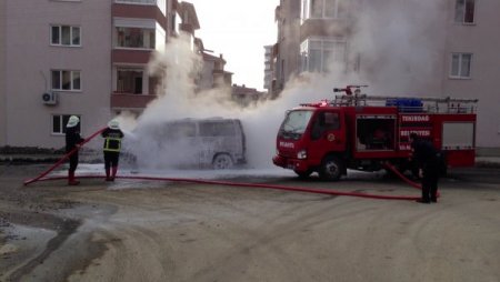 Park halindeki minibüs, alevlere teslim oldu