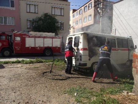 Park Halindeki Minibüs Yanmaktan Son Anda Kurtuldu