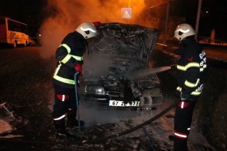 Park halindeki otomobil yandı