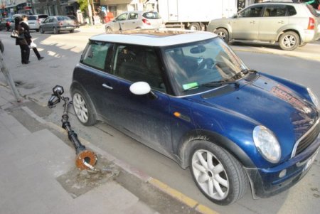 Park Halindeki Otomobilin Üstüne Aydınlatma Direği Düştü