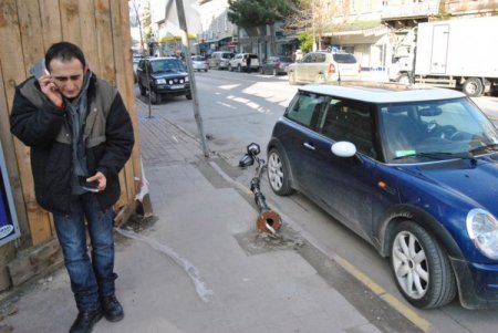Park Halindeki Otomobilin Üstüne Aydınlatma Direği Düştü