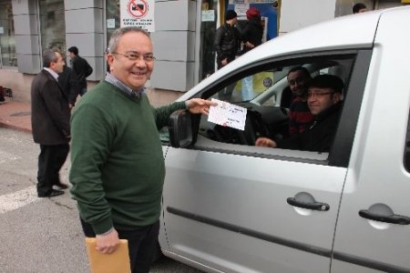 Park sorununu çözmek için sürücülere kart dağıtıyor
