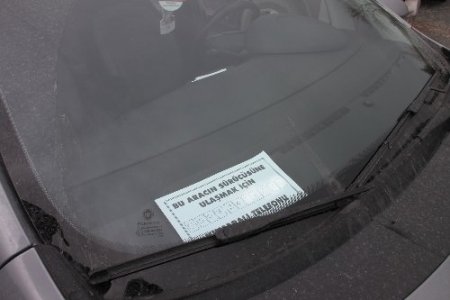 Park sorununu çözmek için sürücülere kart dağıtıyor