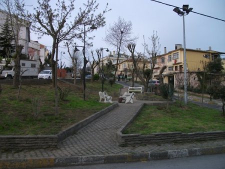 Parka Bırakılan Bond Tipi Çanta Polisi Bomba Alarmına Geçirdi