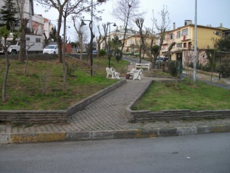 Parka Bırakılan Bond Tipi Çanta Polisi Bomba Alarmına Geçirdi