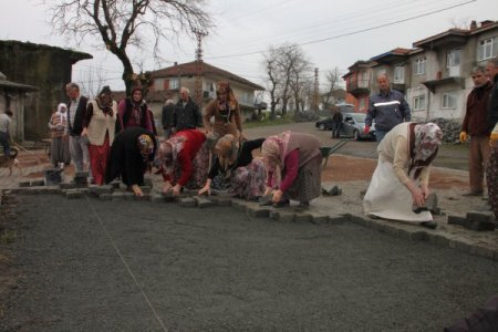 Parke taşını, kadın-erkek birlikte döşüyorlar
