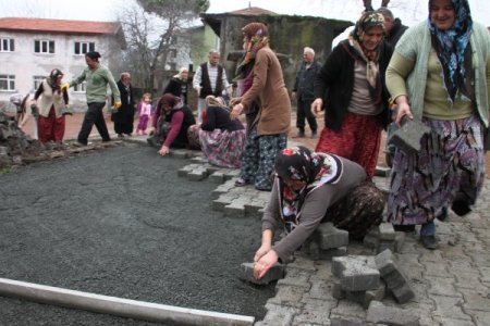 Parke taşını, kadın-erkek birlikte döşüyorlar