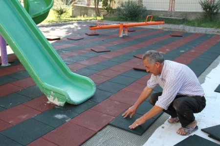 Parklar kauçuk zeminle kaplanıyor