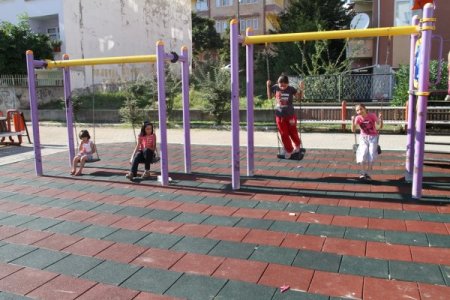 Parklar kauçuk zeminle kaplanıyor