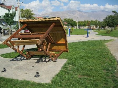Parklardaki Oturakları Kırdılar