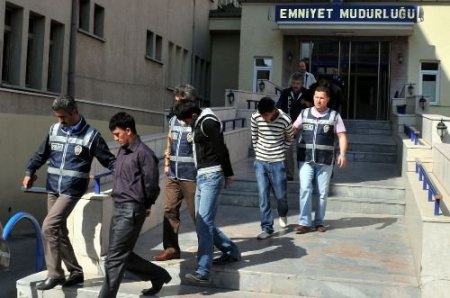 Parkta Piknik Yapan Genci Boğazını Keserek Öldürdüler