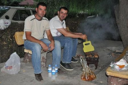 Parkta Piknik Yaparak Oruç Açıyorlar